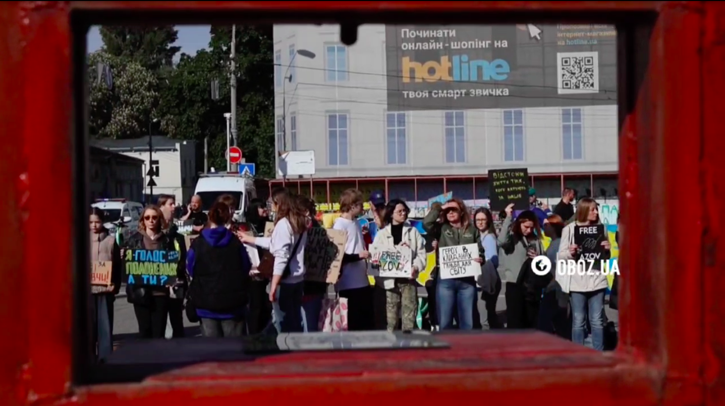 "Волю військовополоненим!" У Києві на Контрактовій площі встановили символічні тюремні двері. Відео