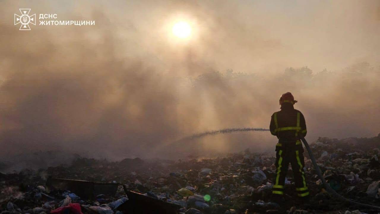 В Житомире из-за пожара на городской свалке школы перевели на дистанционку: что происходит
