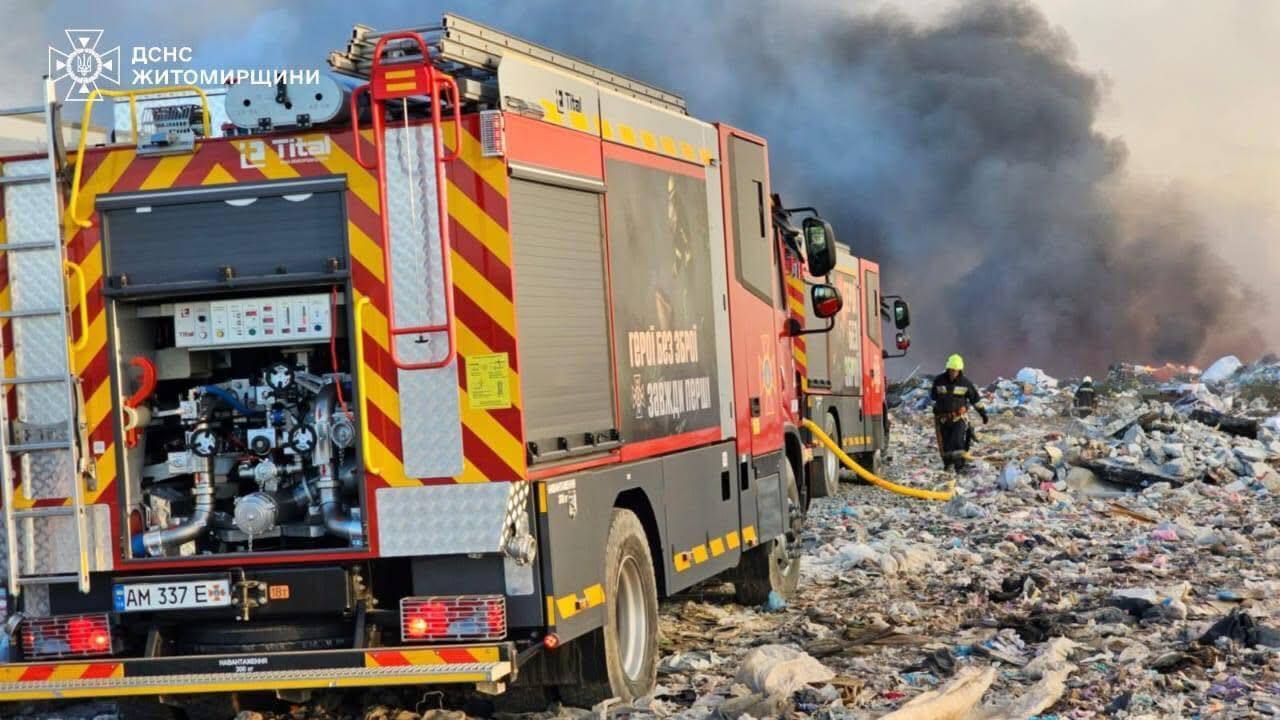 В Житомире из-за пожара на городской свалке школы перевели на дистанционку: что происходит