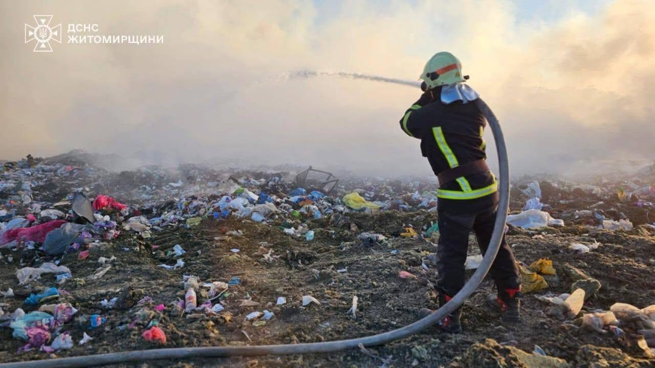 В Житомире из-за пожара на городской свалке школы перевели на дистанционку: что происходит