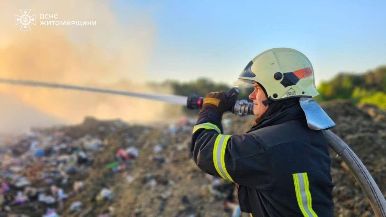В Житомире из-за пожара на городской свалке школы перевели на дистанционку: что происходит