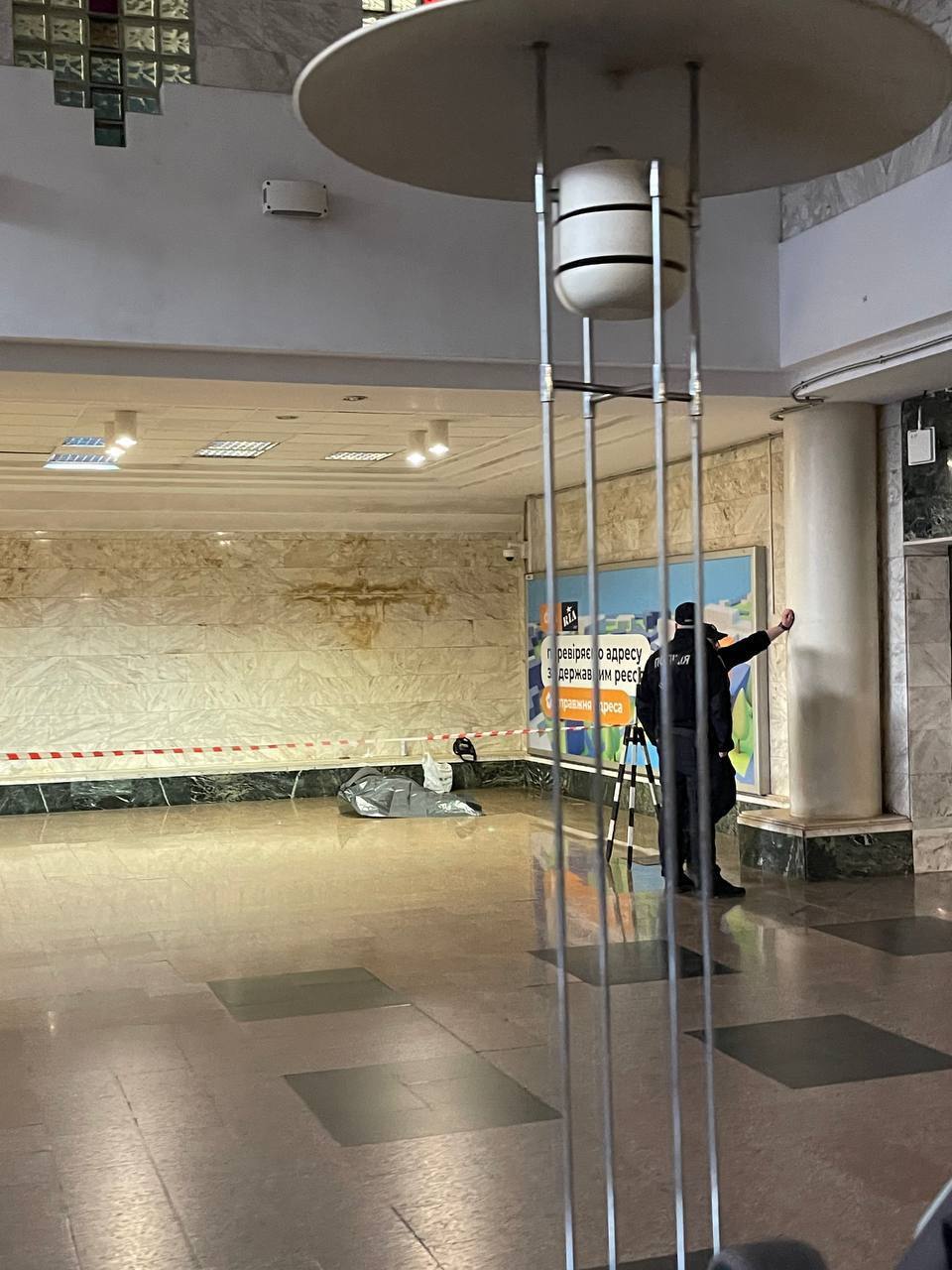 В Киеве на одной из станций метрополитена обнаружили тело мужчины. Подробности и фото