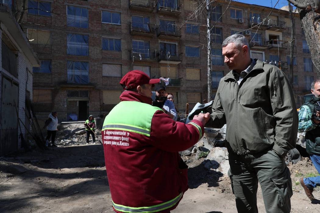 Выплата помощи жильцам поврежденных домов на Святошине: Кличко рассказал, сколько киевлян уже получило средства