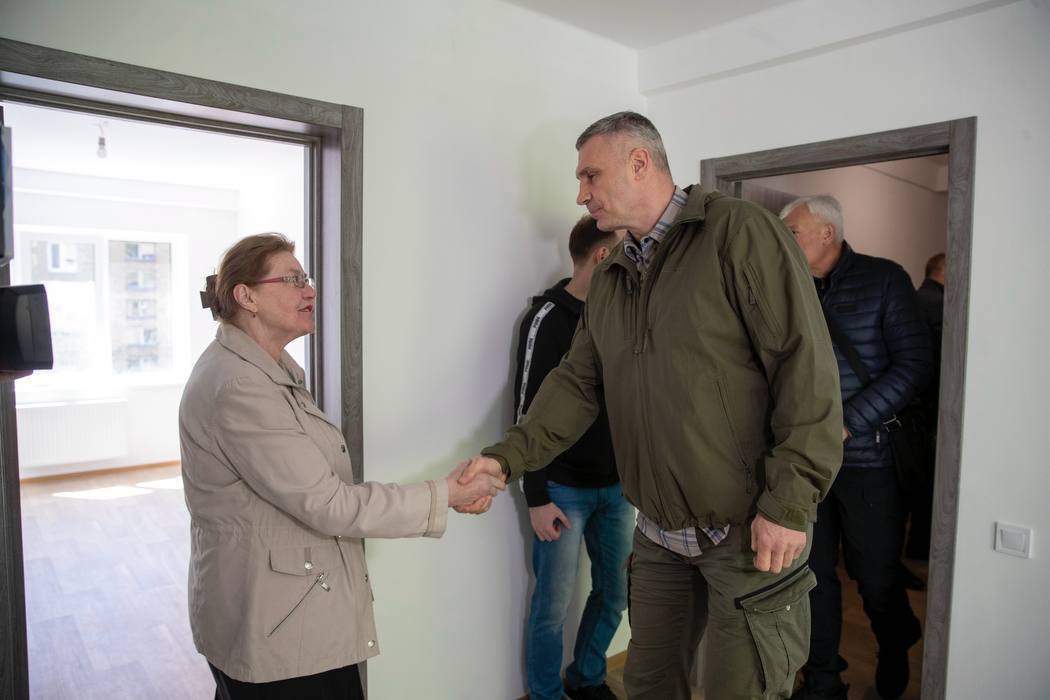 Кличко показав, як відновили пошкоджений ворожою атакою будинок на вулиці Дзюби в Києві. Фото