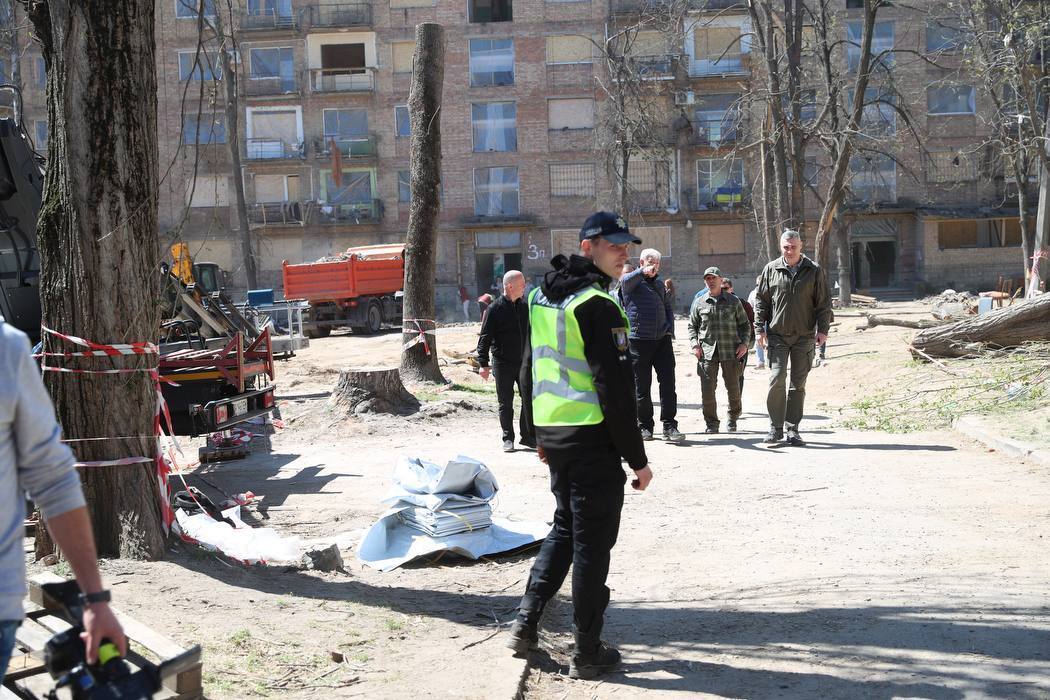 Выплата помощи жильцам поврежденных домов на Святошине: Кличко рассказал, сколько киевлян уже получило средства