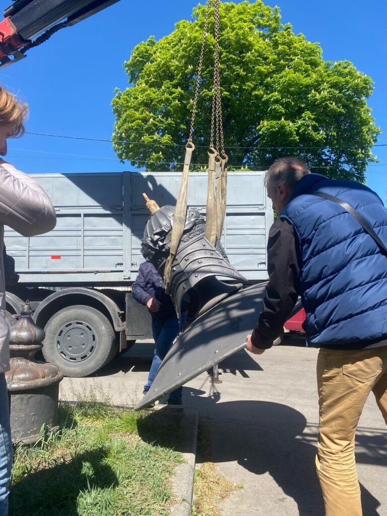 Маркер российской пропаганды: в Полтаве снесли монумент на месте отдыха Петра I. Фото