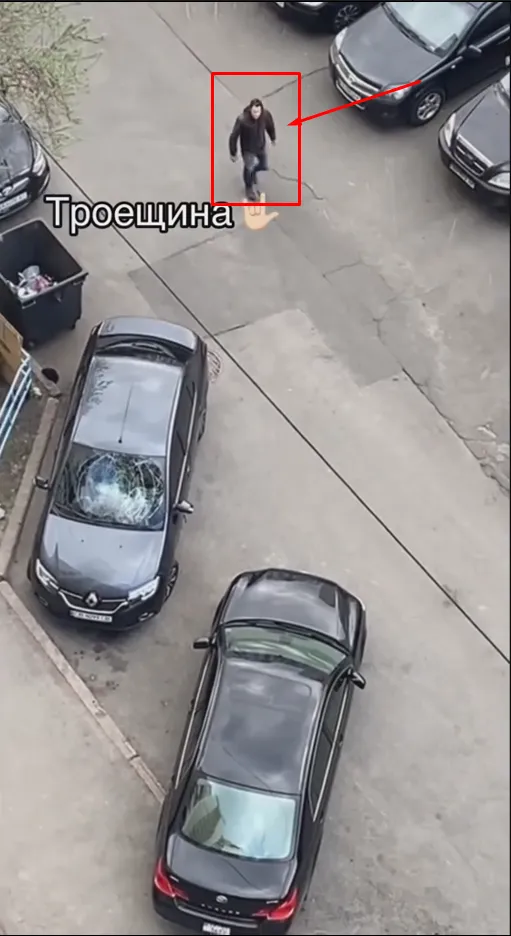 В Киеве на Троещине мужчина с ножом прыгал на припаркованных авто. Видео