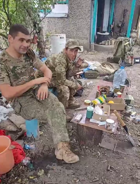 "Готуємо спагеті в свинарнику": окупанти похвалилися, як грабують будинки українців. Відео