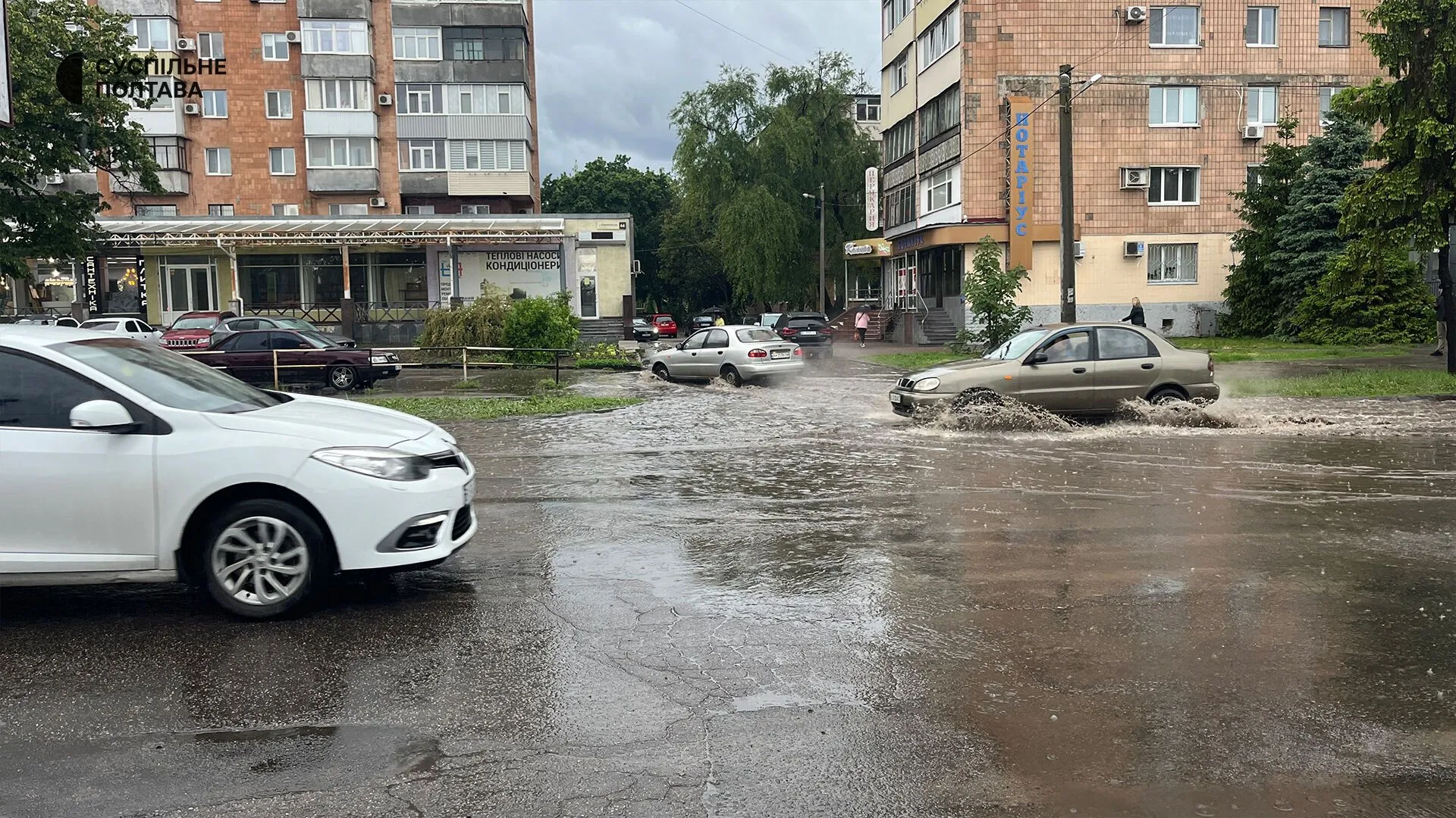 Полтаву накрили злива із градом: люди показали страшні наслідки стихії. Відео