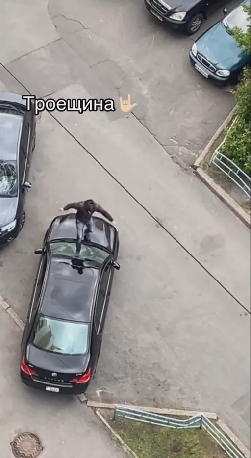 В Киеве на Троещине мужчина с ножом прыгал на припаркованных авто. Видео