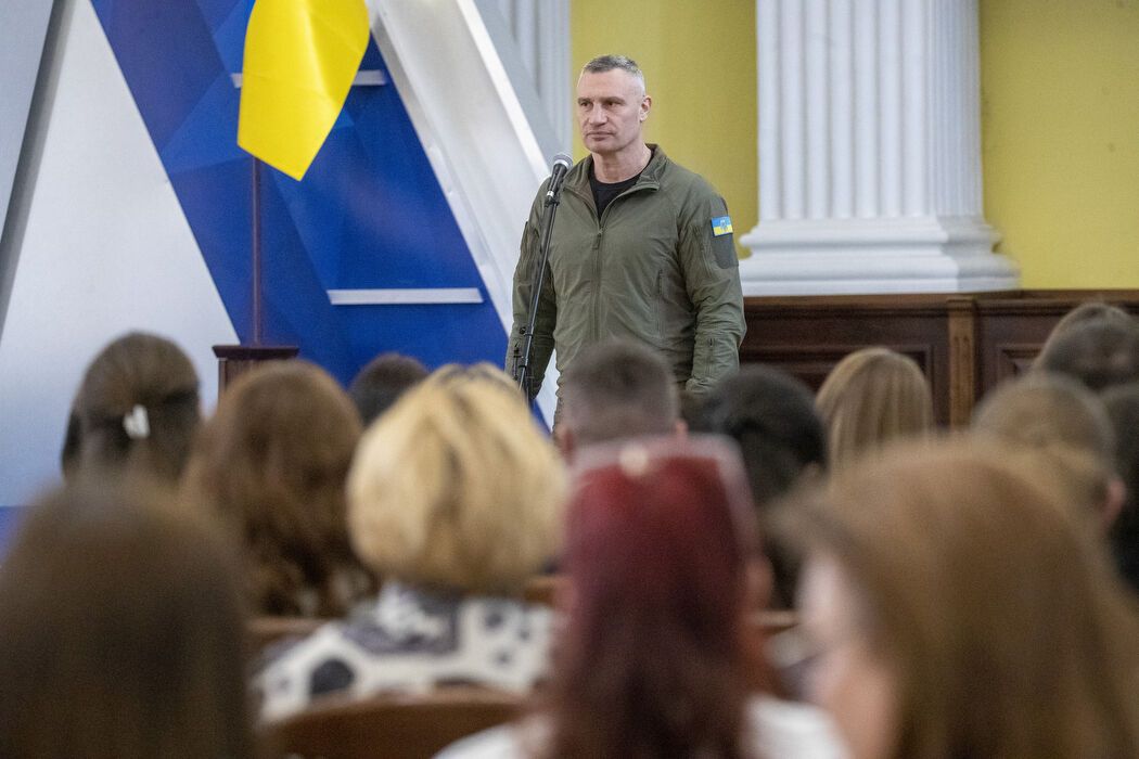 "Учитель року – 2025": Кличко нагородив переможців першого міського туру