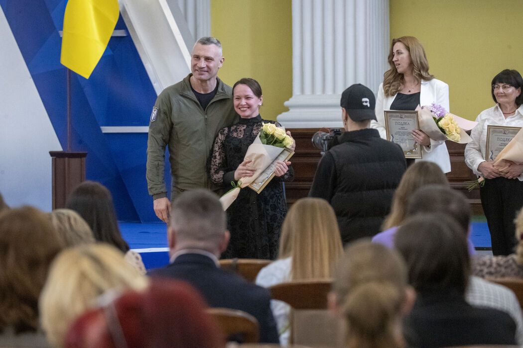 "Учитель року – 2025": Кличко нагородив переможців першого міського туру