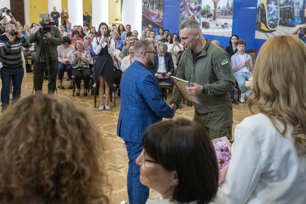 "Учитель року – 2025": Кличко нагородив переможців першого міського туру