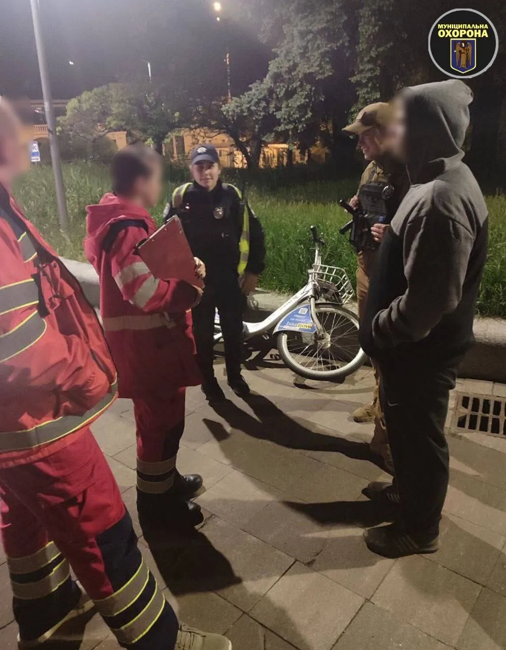 У центрі Києва чоловік намагався скоїти самогубство, стрибнувши із скляного моста. Подробиці та фото qukidrtidzeiqzxzrz