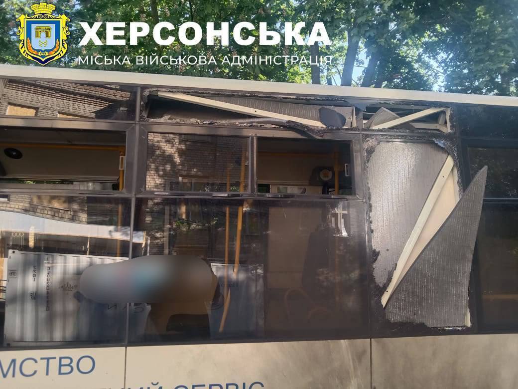 Окупанти вдарили по автобусу і житлових кварталах Херсона: постраждали десять людей. Фото і відео