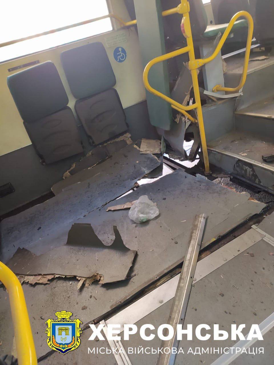 Окупанти вдарили по автобусу і житлових кварталах Херсона: постраждали десять людей. Фото і відео