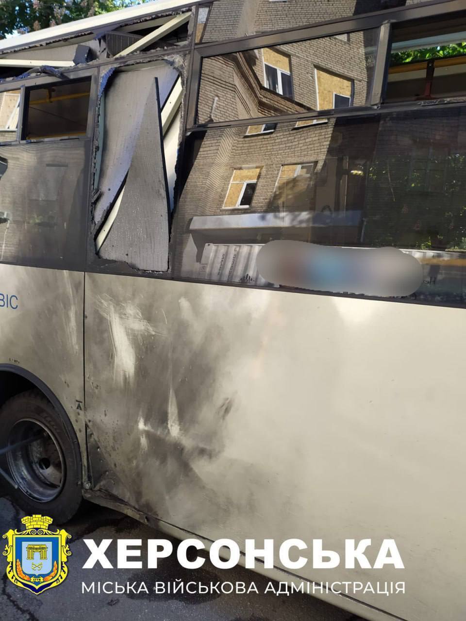 Окупанти вдарили по автобусу і житлових кварталах Херсона: постраждали десять людей. Фото і відео