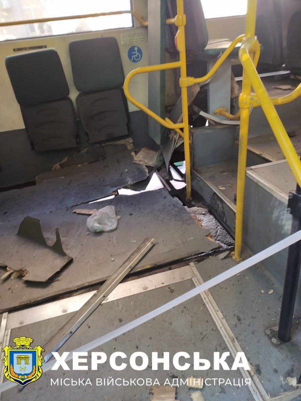 Окупанти вдарили по автобусу і житлових кварталах Херсона: постраждали десять людей. Фото і відео