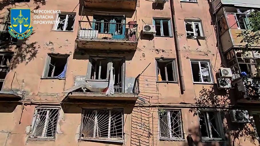 Окупанти вдарили по автобусу і житлових кварталах Херсона: постраждали десять людей. Фото і відео