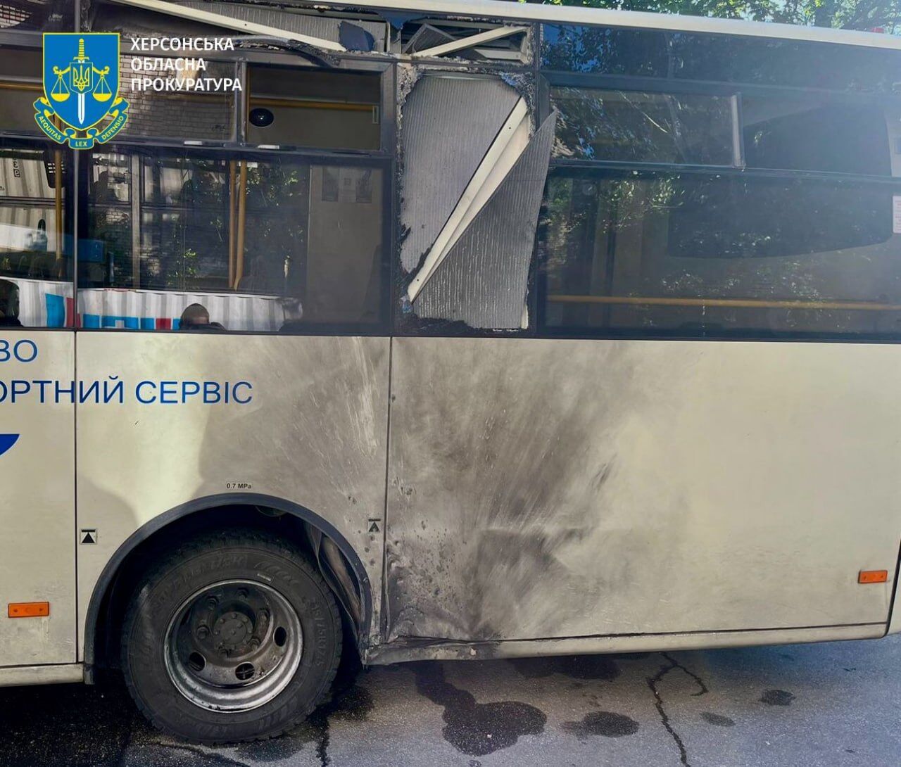 Окупанти вдарили по автобусу і житлових кварталах Херсона: постраждали десять людей. Фото і відео