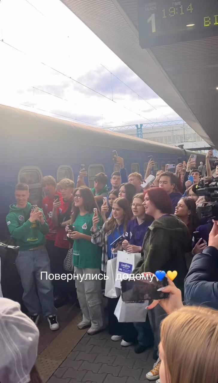 Группе Ziferblat устроили теплую встречу на вокзале после возвращения с Евровидения 2025: перрон был забит фанатами. Видео