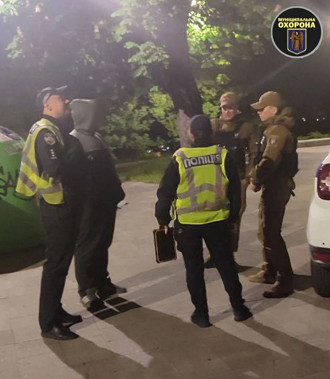 У центрі Києва чоловік намагався скоїти самогубство, стрибнувши із скляного моста. Подробиці та фото