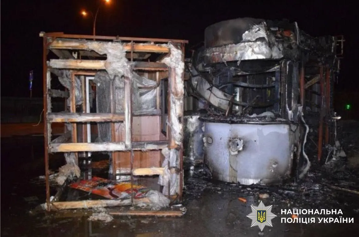 У Києві жінка підпалила кіоск, унаслідок чого у вогні загинула її подруга. Подробиці справи та фото