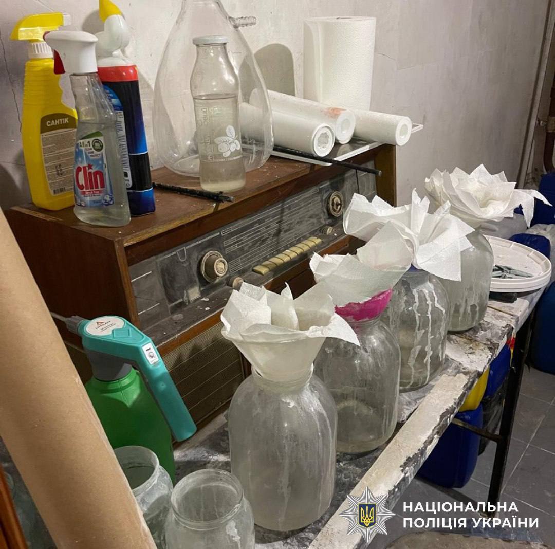 "Доход" составил более 20 млн грн: полицейские разоблачили трех "бизнесменов", которые изготавливали психотропы и сбывали их в Киеве. Фото
