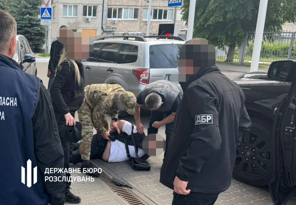 ГБР задержало военного и его сообщника за организацию незаконной переправки уклонистов за 50 тыс. долларов - фото