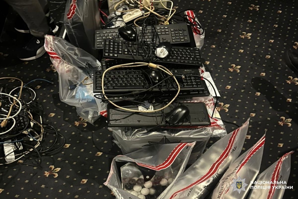 Поліцейські вилучили обладнання нелегального грального закладу