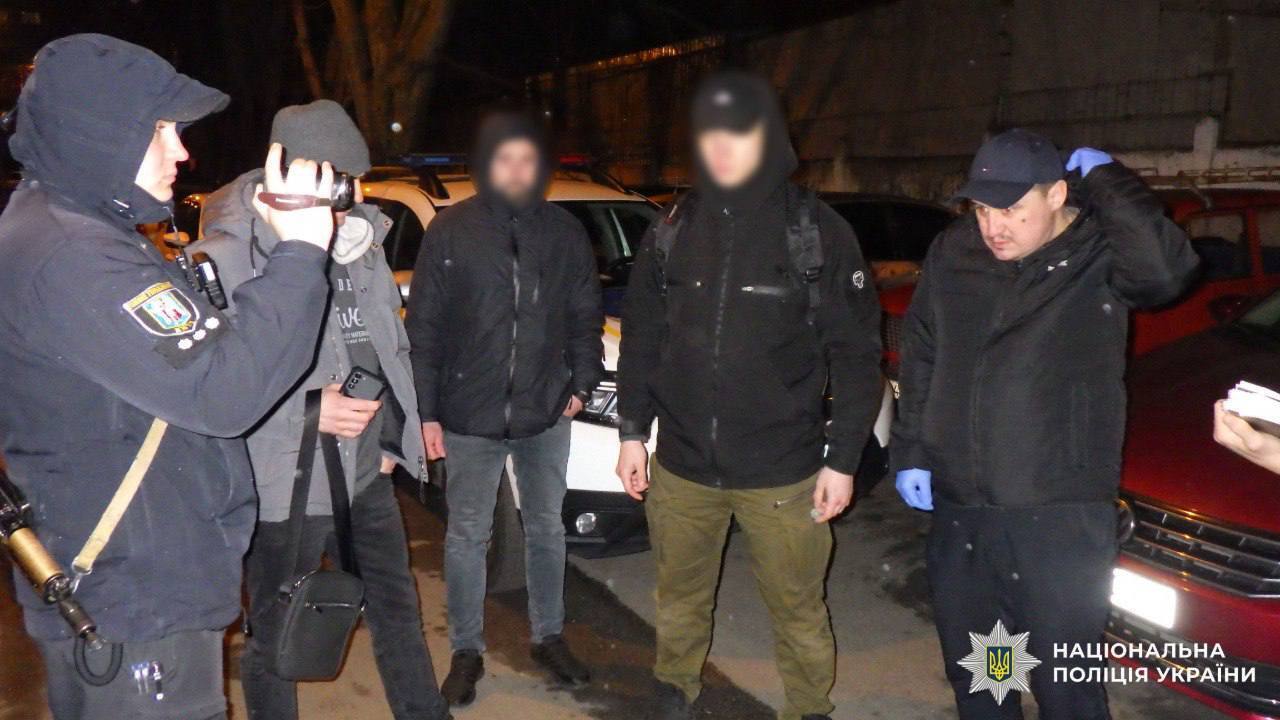 В Киеве мужчина сбывал психотропы и наркотики, маскируя их под дорогие гаджеты. Подробности и фото