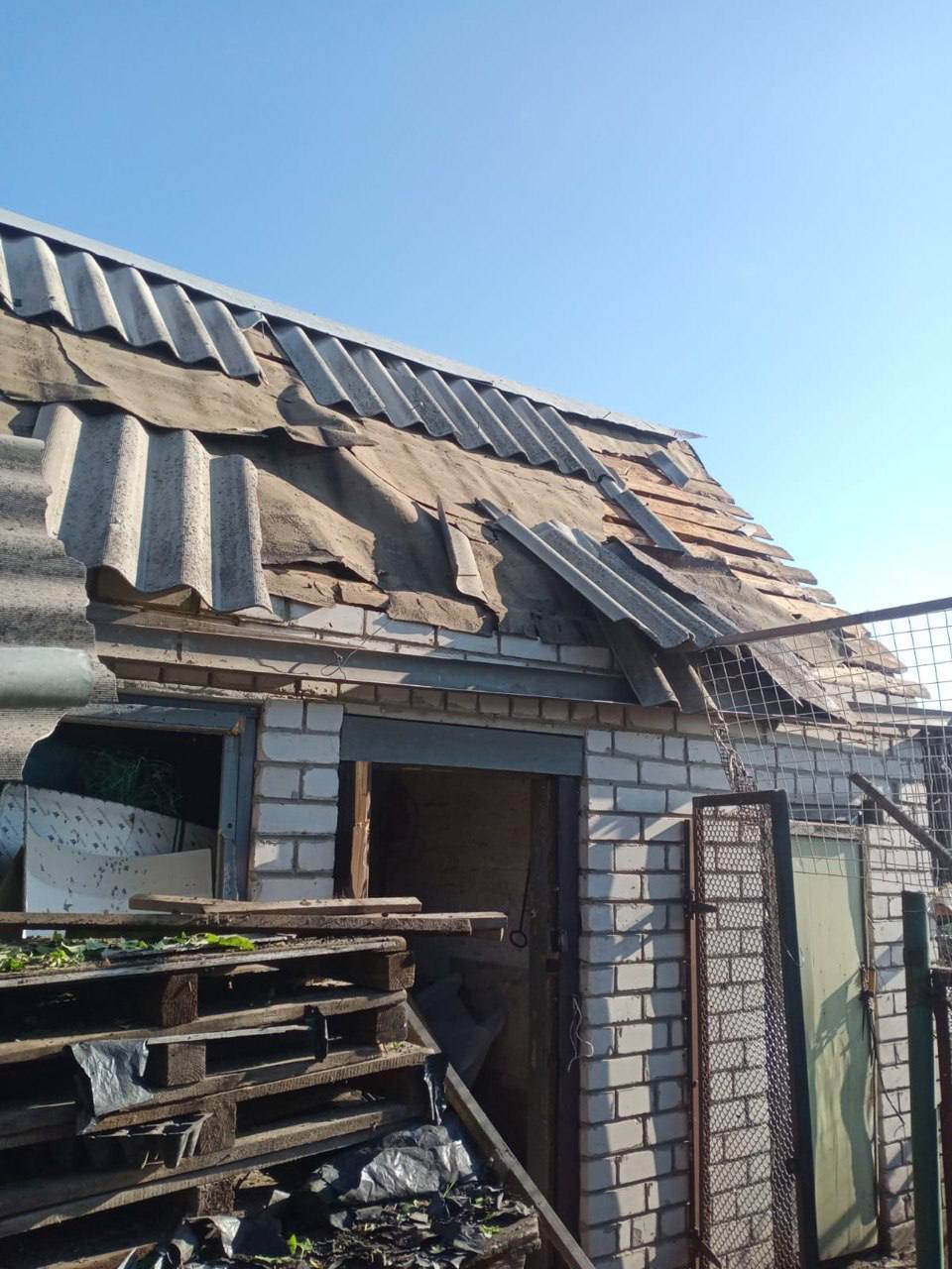 Окупанти знову вдарили по Харківщині: загинула людина, семеро постраждалих. Фото