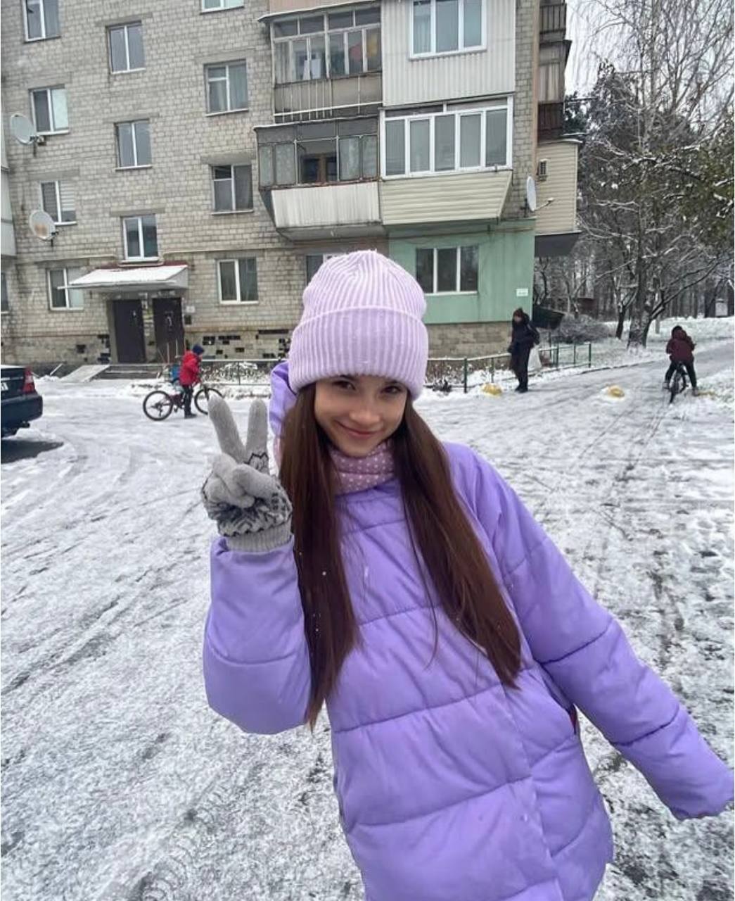 Несколько недель боролась за жизнь: в больнице умерла девочка из Бучи, которую поразило током на крыше поезда. Фото