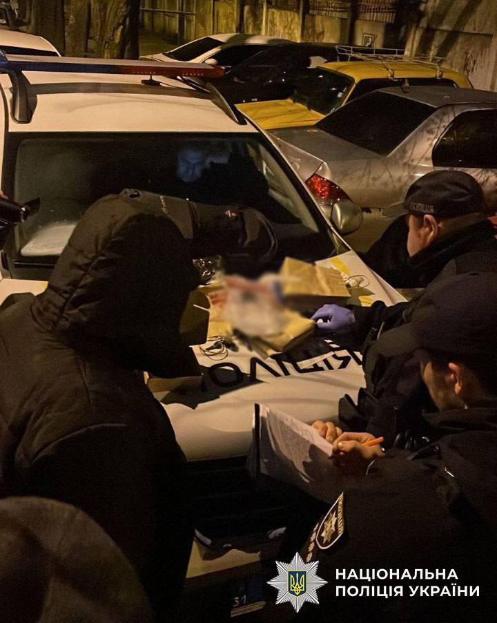 В Киеве мужчина сбывал психотропы и наркотики, маскируя их под дорогие гаджеты. Подробности и фото