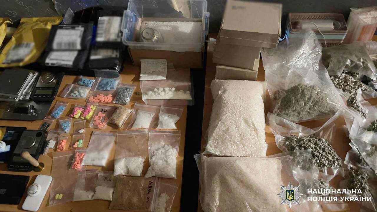 В Киеве мужчина сбывал психотропы и наркотики, маскируя их под дорогие гаджеты. Подробности и фото