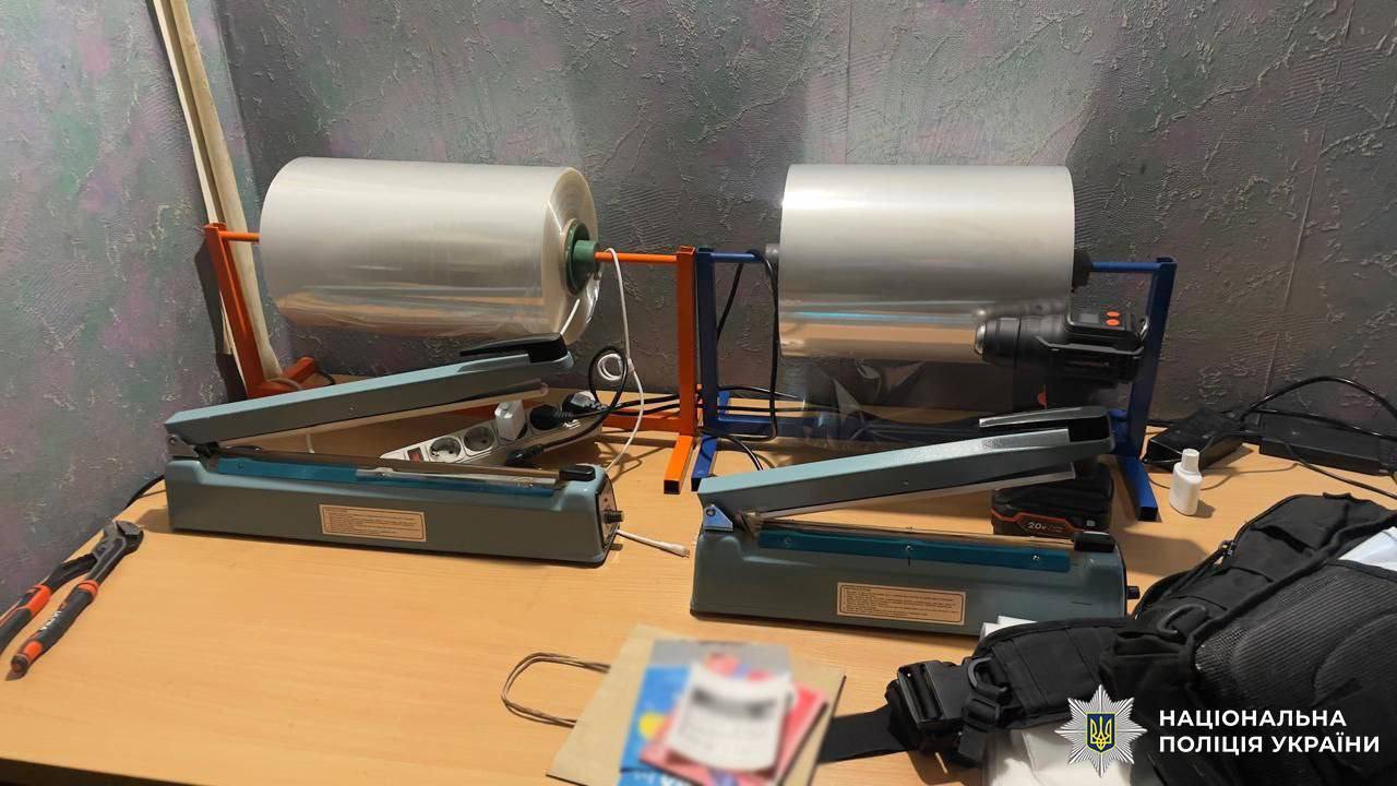 В Киеве мужчина сбывал психотропы и наркотики, маскируя их под дорогие гаджеты. Подробности и фото