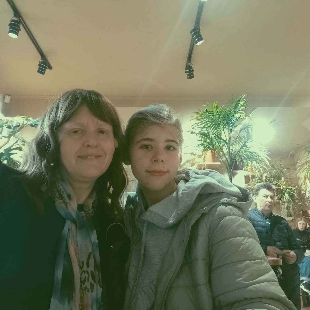 Учила попрошайничать и купала с хозяйственным мылом: как живет 14-летняя дочь самой старой роженицы в Украине, которая умоляла о помощи