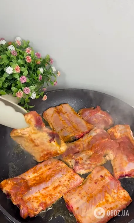 Как вкусно приготовить ребра для ужина на сковородке: понадобится мед
