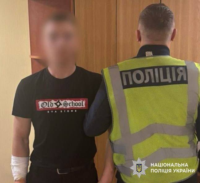 Киянин розбив скло у вагоні метро, бо хотів потрапити у сусідній вагон: як покарають хлопця. Фото
