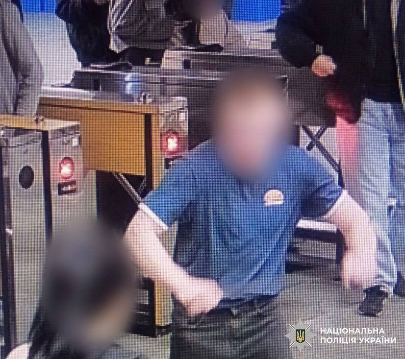 Киянин розбив скло у вагоні метро, бо хотів потрапити у сусідній вагон: як покарають хлопця. Фото
