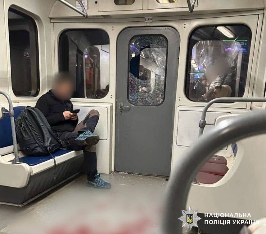 Киянин розбив скло у вагоні метро, бо хотів потрапити у сусідній вагон: як покарають хлопця. Фото