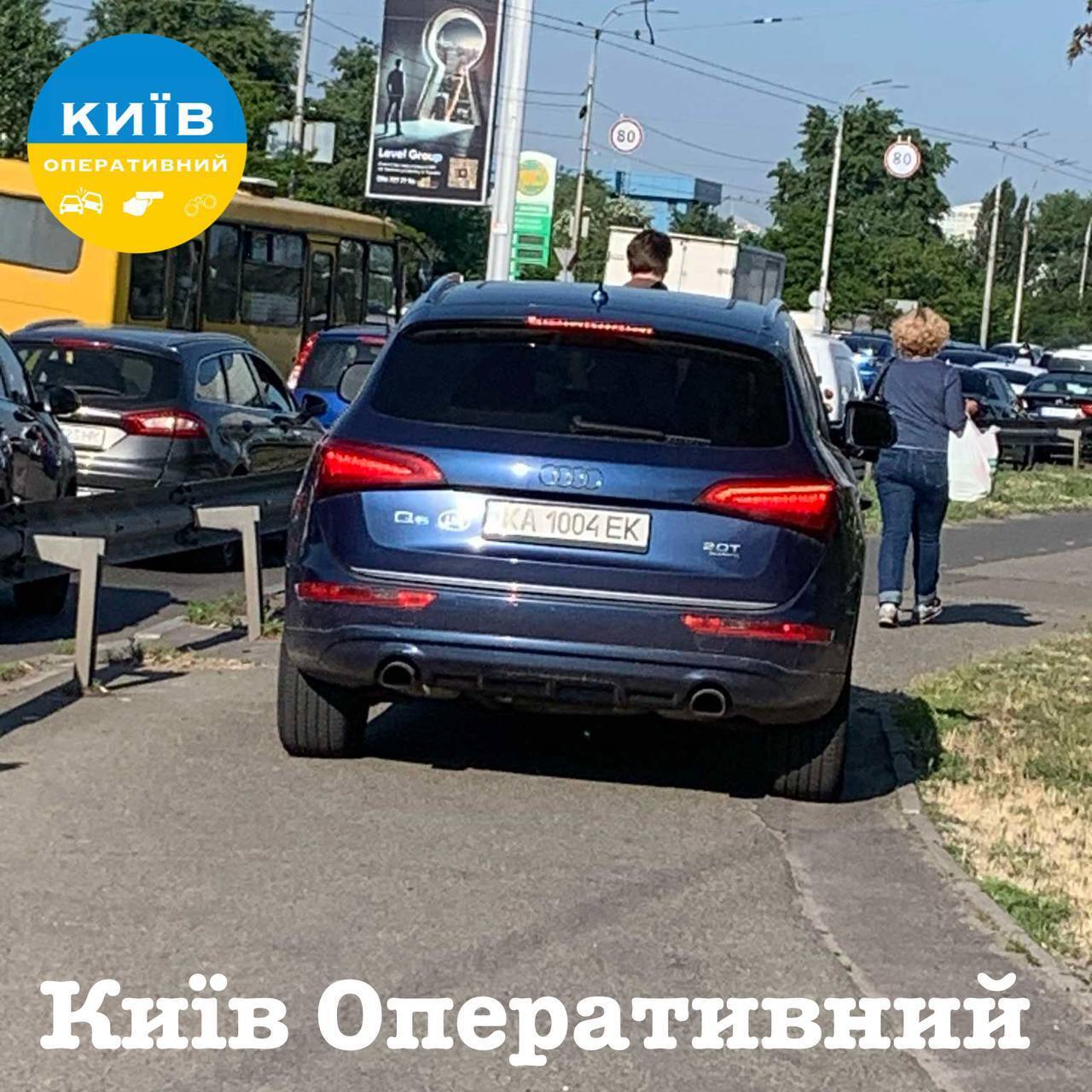 У Києві Audi на проспекті Шухевича об’їжджав затор по тротуару, розганяючи пішоходів: що йому загрожує