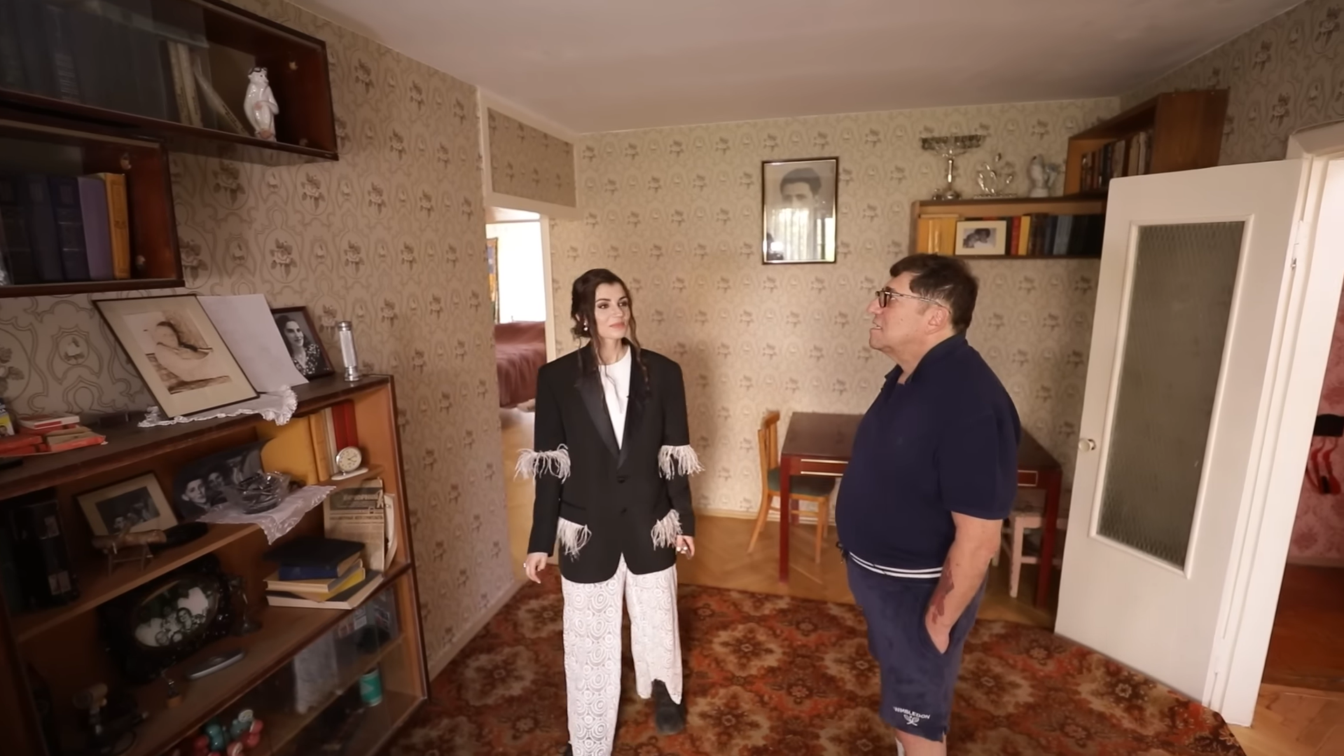 Ковер на стене и мебель из 1960-х: миллионер Гарик Корогодский показал свою единственную квартиру за $70 тысяч с ретроремонтом. Фото и видео