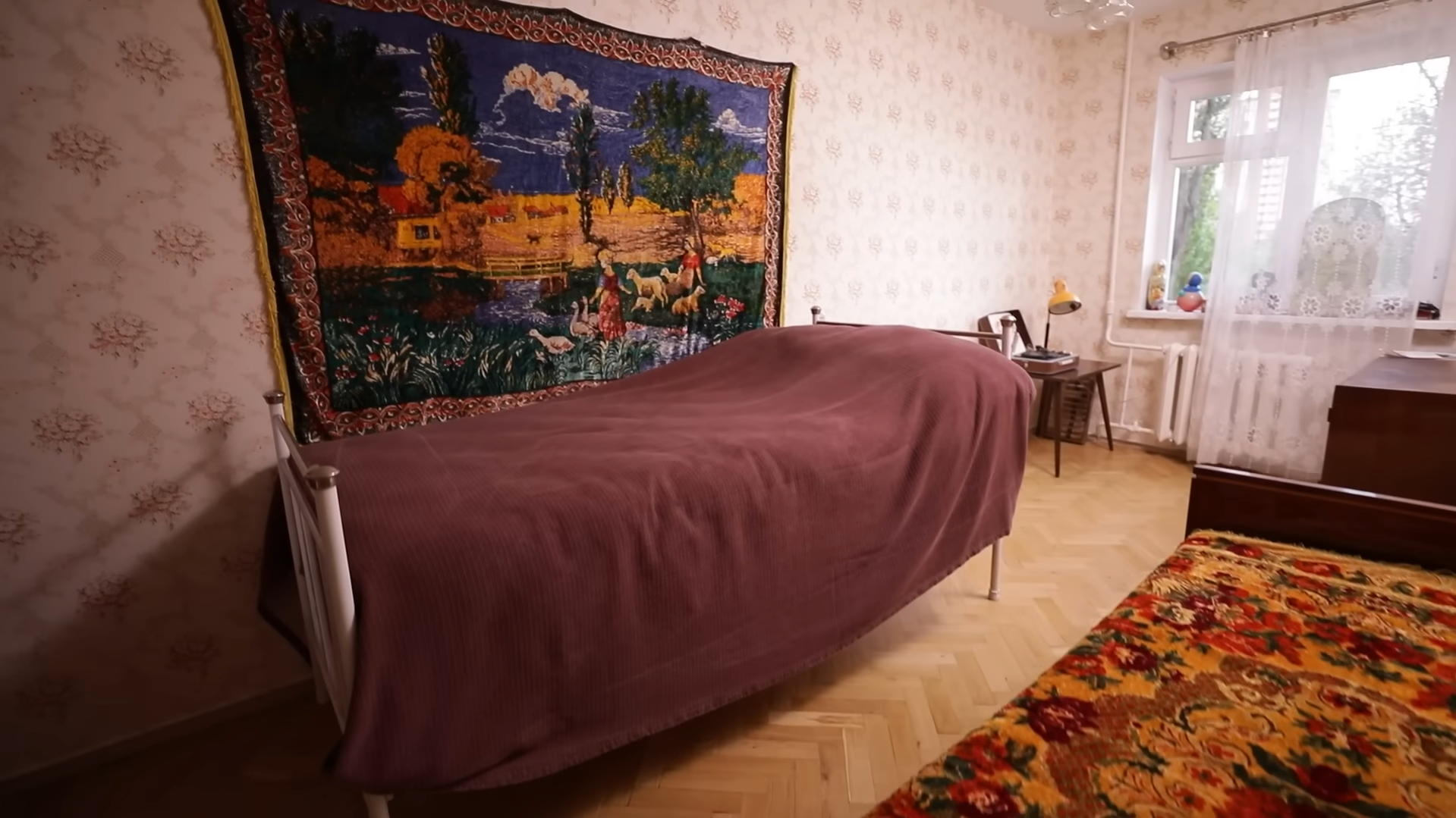 Ковер на стене и мебель из 1960-х: миллионер Гарик Корогодский показал свою единственную квартиру за $70 тысяч с ретроремонтом. Фото и видео