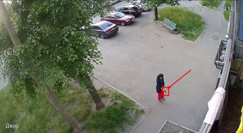 В Киеве на ДВРЗ женщина стреляла по дверям многоэтажки. Видео