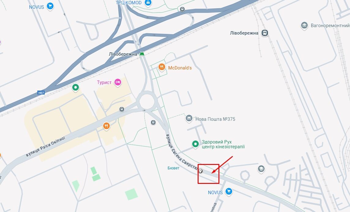 У Києві біля метро "Лівобережна" під час руху спалахнув та вигорів легковик. Подробиці, фото та відео