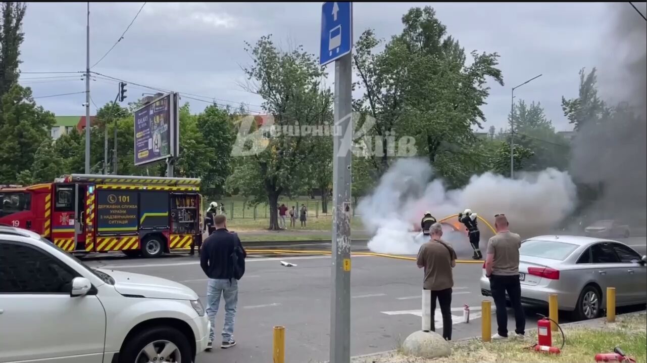 У Києві біля метро "Лівобережна" під час руху спалахнув та вигорів легковик. Подробиці, фото та відео
