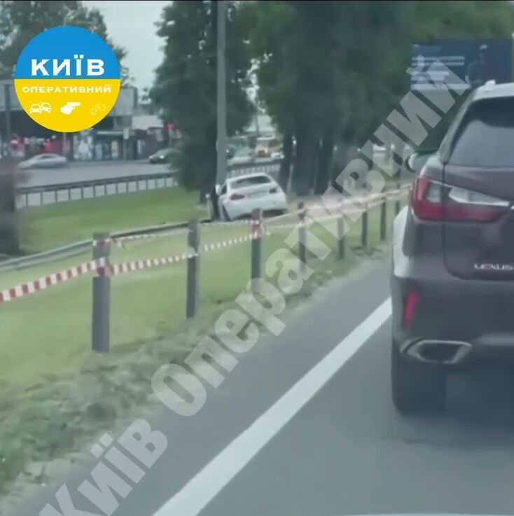 У Києві BMW на швидкості зніс близько 50 метрів металевого відбійника. Відео