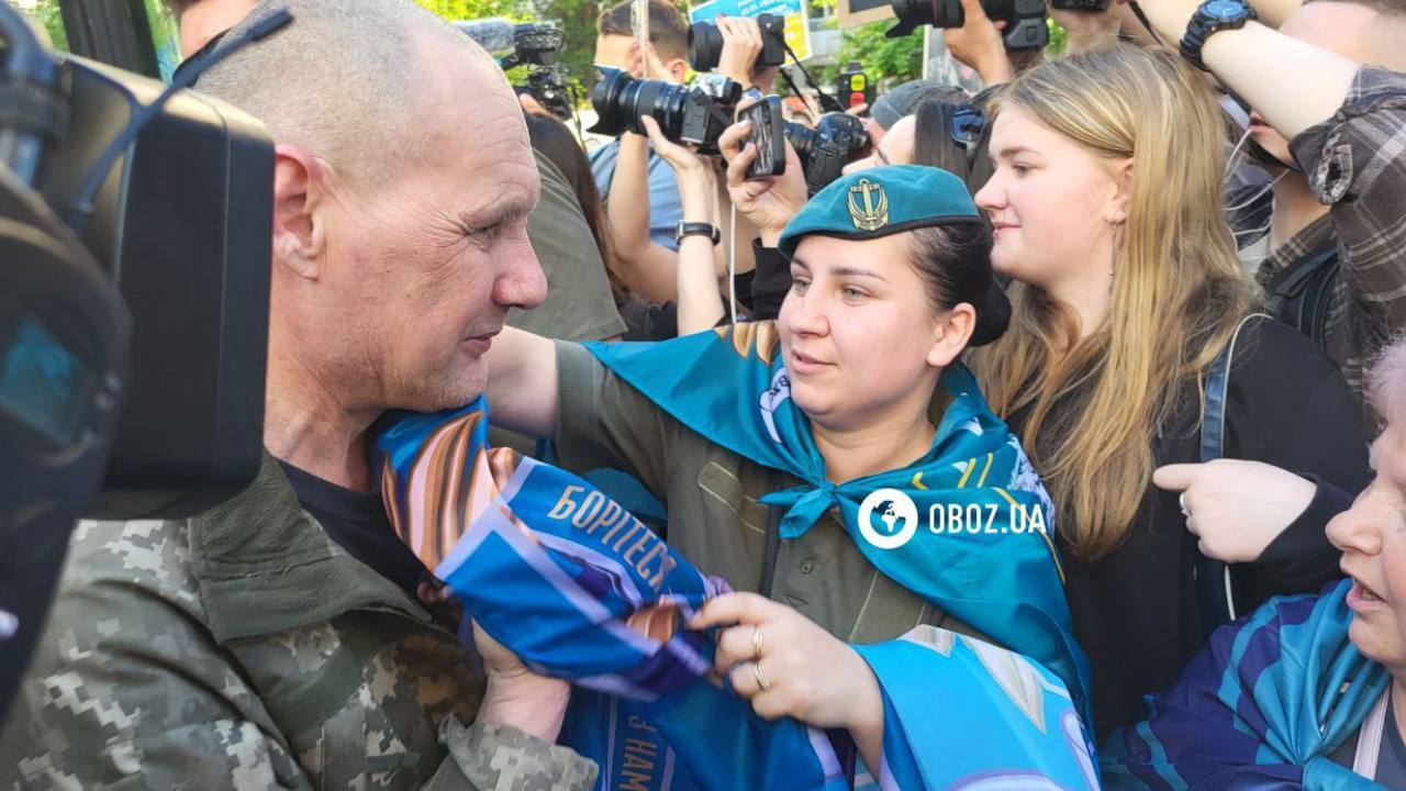 Україна та Росія провели найбільший обмін полоненими: додому повернулися 390 українців. Фото й відео