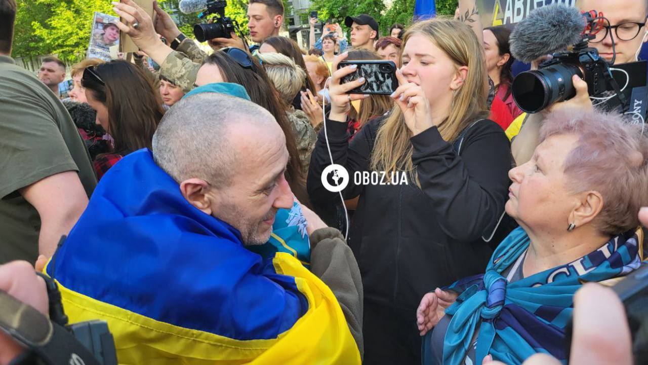 Україна та Росія провели найбільший обмін полоненими: додому повернулися 390 українців. Фото й відео